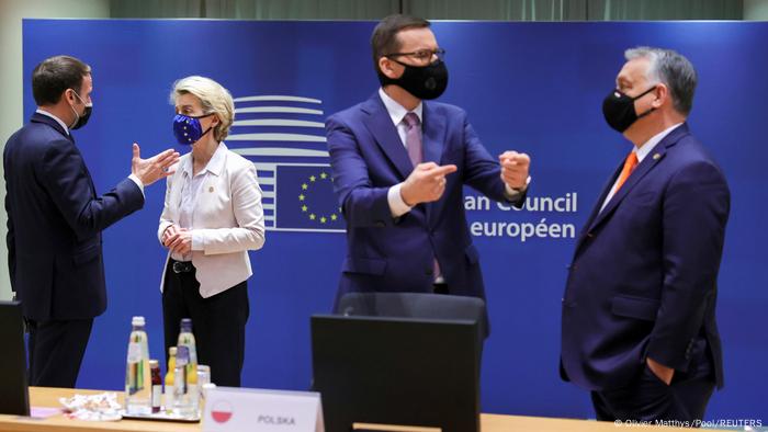 La presidenta de la Comisión Europea habla con el presidente francés, Emmanuel Macron (izqda.), y el primer ministro polaco, Mateusz Morawiecki, conversa con el primer ministro húngaro, Viktor Orban.