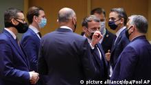 Emmanuel Macron (M), Präsident von Frankreich, spricht mit Viktor Orban, Ministerpräsident von Ungarn, vor einem EU-Gipfel der Staats- und Regierungschefs im Gebäude des Europäischen Rates. Themen des Gipfels sind voraussichtlich der EU-Haushaltsstreit mit Polen und Ungarn, das EU-Klimaziel für 2030 und die künftigen Beziehungen zur Türkei. Außerdem geht es um die Koordinierung im Kampf gegen die Corona-Pandemie.