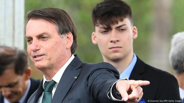 Renan Bolsonaro aparece atrás de seu pai, Jair Bolsonaro