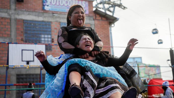 Dos cholitas aymara practicando la lucha libre