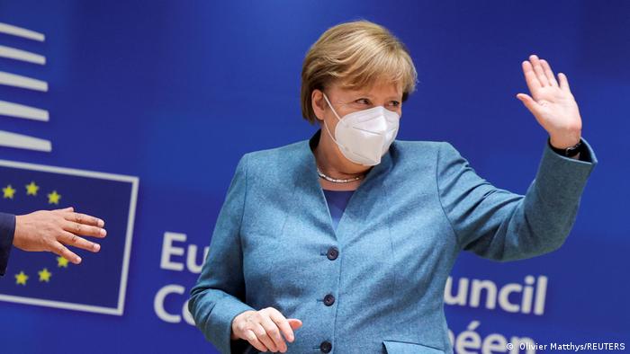 La canciller alemana, Angela Merkel, saluda a los participantes de la cumbre de la Unión Europea, en Bruselas. (10.12.2020).