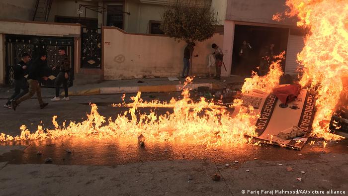 متظاهرون في السليمانية أشعلوا النار في مكاتب الأحزاب السياسية
