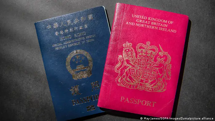英國海外國民（BNO）護照（右）及香港護照（右）