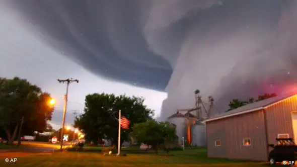 Tornadowirbel hinter Gebäuden und Futtersilos in Orchard, Iowa (Foto: AP)