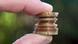 Eine Hand hält verschiedene Euro-Cent-Münzen in die Höhe (Foto:dpa) Eine Hand hält verschiedene Euro-Cent-Münzen in die Höhe (Foto:dpa)