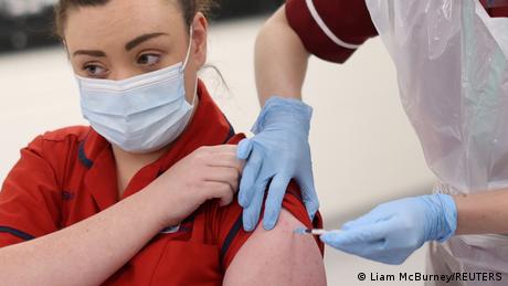 Una mujer recibe la vacuna contra el coronavirus en Belfast. (8.12.2020).