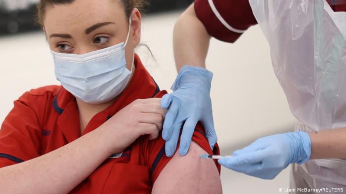 8.12.2020r.: pierwsza osoba szczepiona przeciwko COVID-19 w Irlandii Północnej