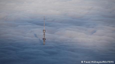 BdTD Kazakhstan | Fernsehturm ragt aus einer dichten Nebeldecke heraus