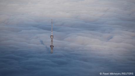 BdTD Kazakhstan | Fernsehturm ragt aus einer dichten Nebeldecke heraus