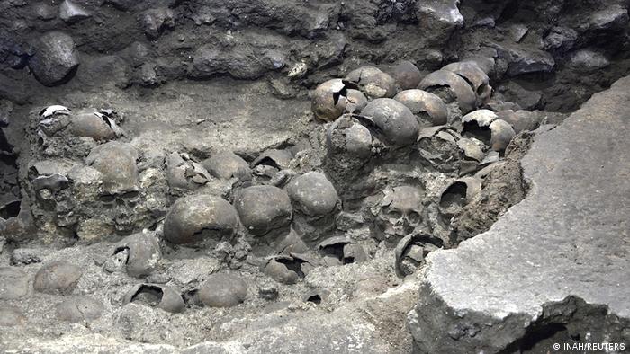 En total, los arqueólogos han desenterrado más de 600 cráneos humanos en la pared cerca del Templo Azteca en la Ciudad de México.