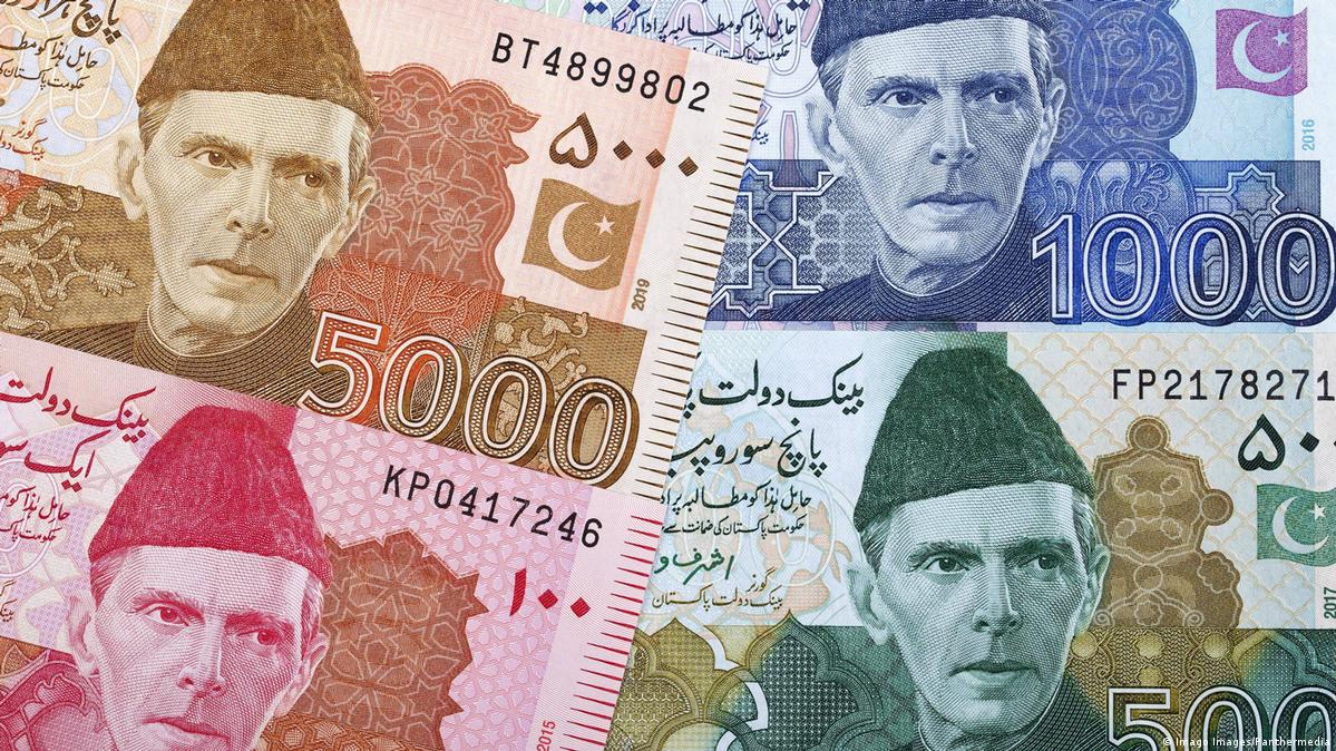 ڈالر آسمان پر اور پاکستانی روپيہ زمين پر