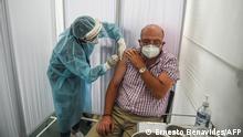 Un voluntario recibe la vacuna en Perú