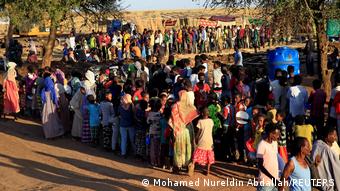 Sudan Grenze Äthiopien | Tigray | Um Rakuba-Flüchtlingslager Essensausgabe