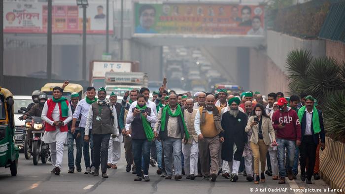 Indien | Agrarreform | Protestierende Bauern am Stadtrand von Neu Delhi (im Dezember)