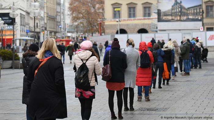 Was Kostet Der Harte Lockdown Wirtschaft Dw 14 12 2020