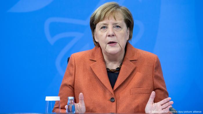 Merkel durante entrevista coletiva para anunciar novas medidas contra pandemia de covid-19