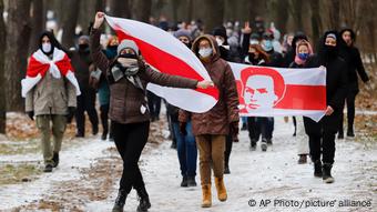 Участники акции протеста в Минске и портрет Кастуся Калиновского на бело-красно-белом флаге Участники акции протеста в Минске и портрет Кастуся Калиновского на бело-красно-белом флаге