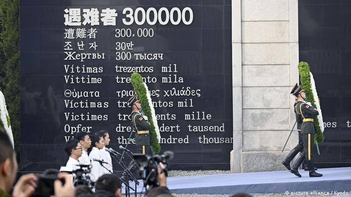 上海震旦职业学院教师宋庚一因质疑官方“30万遇难”说法而被开除，声援她的李田田也成为关注焦点。