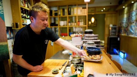 Лай Юн, собственик на ресторант в Ухан, всеки ден посещавал покрития пазар, за да си набави необходимите му продукти. Изпращах децата на училище, хапвах нещо и потеглях към пазара, разказва 38-годишният мъж. Ресторантът му предлага японска кухня и от юни насам отново работи. Някои от продуктите обаче са поскъпнали петорно. Целта на Лай Юн за следващата година: Просто да оцелеем.