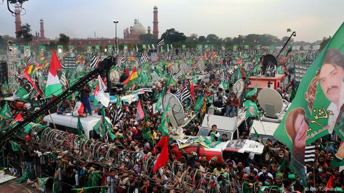 A Pakistani movement to topple the country's military-backed government gathered momentum on Sunday as tens of thousands of activists attended an opposition rally