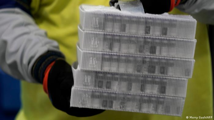 USA | Der Pfizer BionTech Impfstoff verlässt in Kalamazoo das Lager
