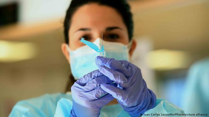 Coronavirus hoy: España aplicará vacuna de AstraZeneca solo a menores de 55  años+ | El Mundo | DW | 05.02.2021