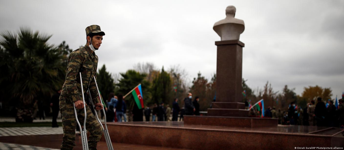 Раненый азербайджанскй солдат у памятника Гейдару Алиеву (декабрь 2020 года)