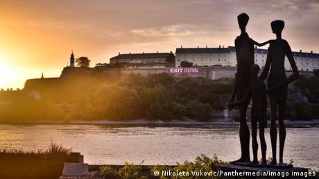 Serbia - Monument în Novi Sad - silueta unei familii, pe malul râului, privind spre cetate