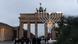 Menorah raksasa didirikan di depan Gerbang Brandenburg untuk merayakan Chanukkah, Berlin, Jerman. Menorah raksasa didirikan di depan Gerbang Brandenburg untuk merayakan Chanukkah, Berlin, Jerman.