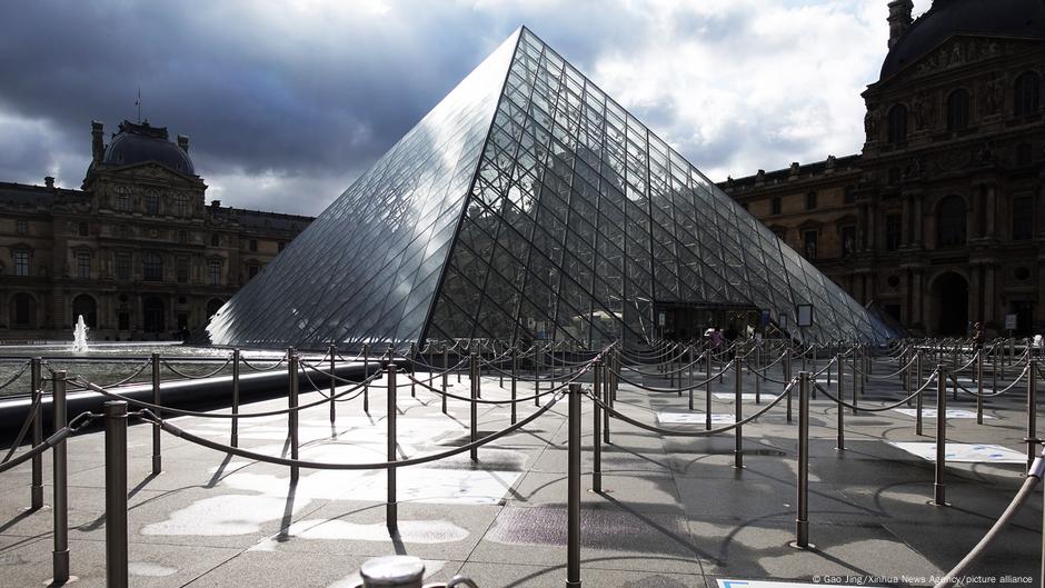 Louvre Museum in Paris closed after robbery incident