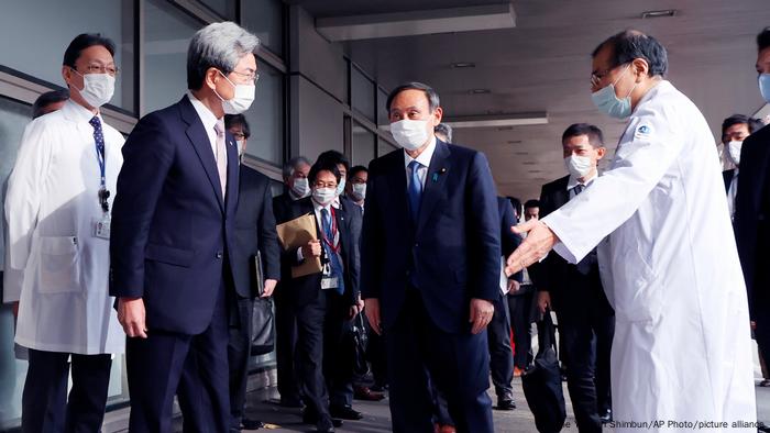 O primeiro-ministro japonês, Yoshihide Suga, visita um hospital na região de Shinjuku, em Tóquio, em 14/12/2020.