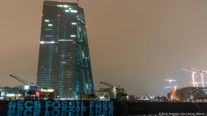 Klimaschützer fordern: Die Corona-Hilfspakete der EZB sollen an ökologische Auflagen gebunden werden, um so die Corona-Pandemie als auch die Klimakrise zu bekämpfen. 