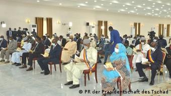 Des invités assis dans une salle lors d'une réunion à la présidence, à N'Djamena, en décembre 2020
