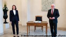 Bundespräsident Frank-Walter Steinmeier (r) begrüßt Swetlana Tichanowskaja, Oppositionspolitikerin aus Belarus, zu einem Gespräch im Schloss Bellevue.