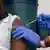 USA New York | Krankenschwester Sandra Lindsay bekommt Covid-19 Impfung