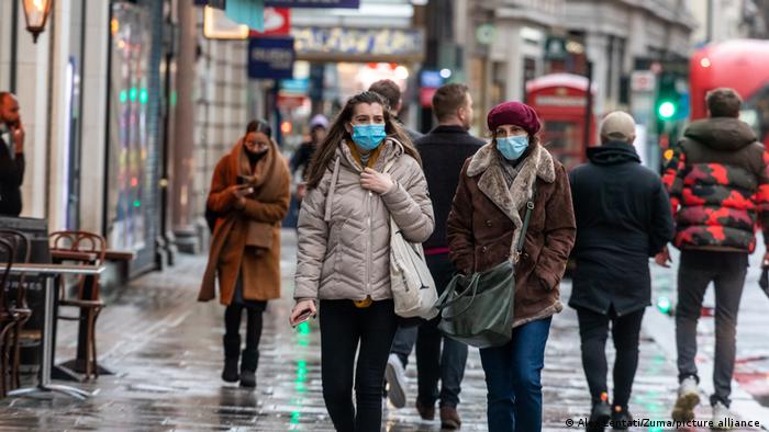 Pessoas andam de máscara nas ruas de Londres