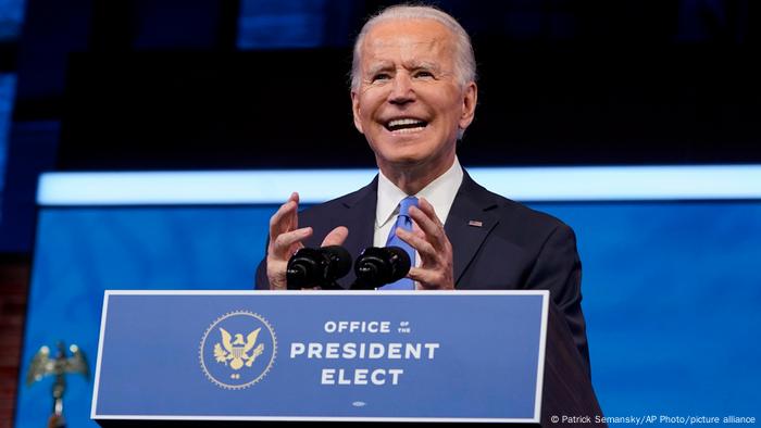 Der künftige US-Präsident Joe Biden spricht an einem Rednerpult Der künftige US-Präsident Joe Biden spricht an einem Rednerpult