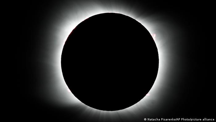 Total Solar Eclipse Wows People In Chile Argentina News Dw 15 12 2020
