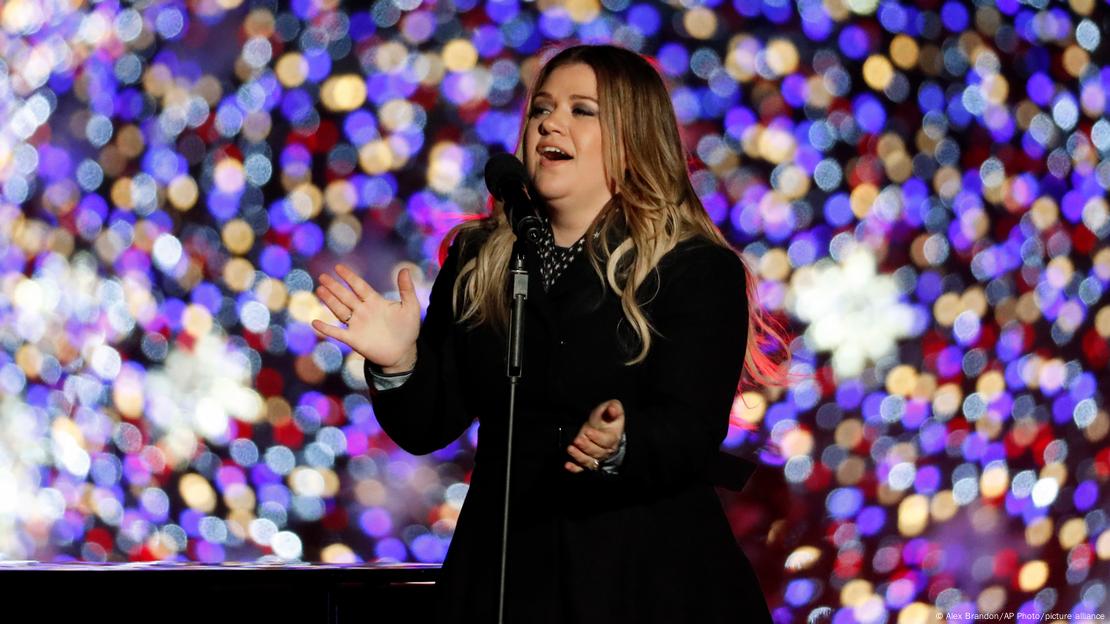 La cantante Kelly Clarkson durante una actuación en el encendido del árbol nacional de navidad, cerca de la Casa Blanca, en Washington.