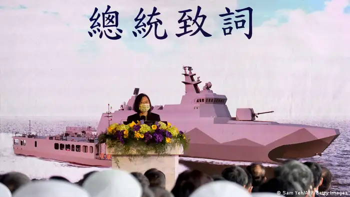 Taiwan Präsidentin Tsai Ing-wen stellt neue Kriegsschiffe vor