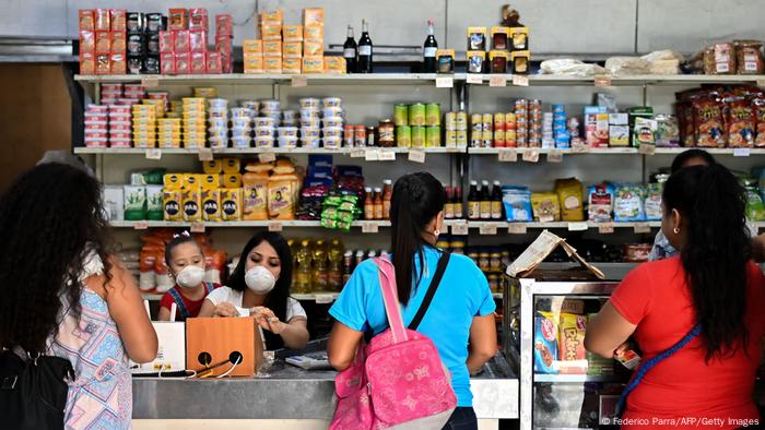 Mujeres en una tienda de alimentos en Guiria, Venezuela.