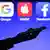 Logos von Google, Apple, Facebook und Amazon, m Schatten davor eine Hand mit Smartphone