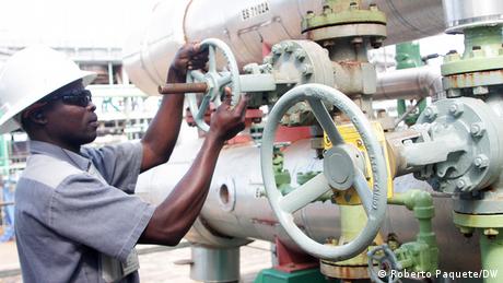 Arbeiter an einer Gas-Verdichterstation von Sasol Natural Gas Exploration in Mosambik
