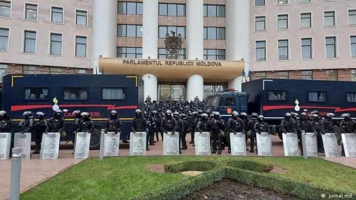 Ciocniri între poliție și agricultori în faţa Parlamentului de la Chişinău (16.12.2020)