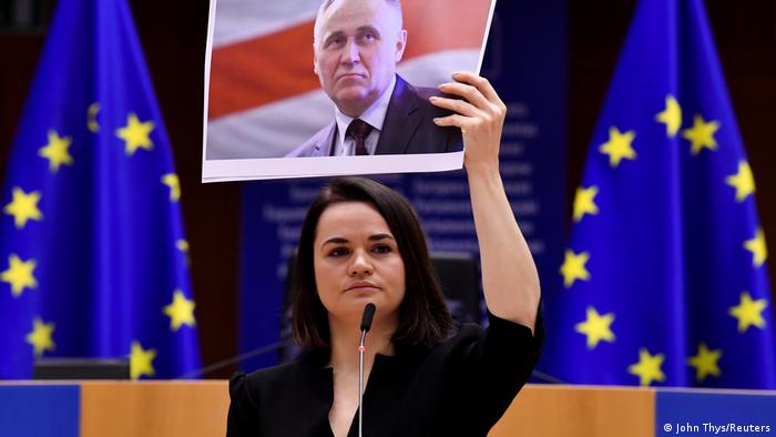 Swetlana Tichanowskaja mit einem Bild des inhaftierten Politikers Mikalaj Statkewitsch bei der Verleihung des Sacharow-Preises im EU-Parlament in Brüssel