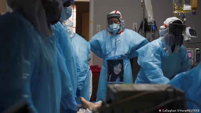 Equipe de profissionais de saúde cerca um paciente que morreu dentro de uma unidade hospitalar para pacientes de coronavírus no Centro Médico United Memorial, em Houston, Texas, em 12 de dezembro de 2020