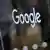 Логотип Google на вході до офісу компанії у Лондоні