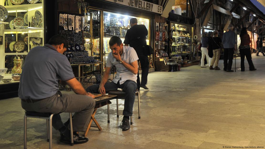 Son istatistiklerde de erkeklerin yaşam süresi kadınlardan kısa oldu. İstanbul'da Kapalı Çarşı'da tavla oynayan iki erkek esnaf görülüyor. 