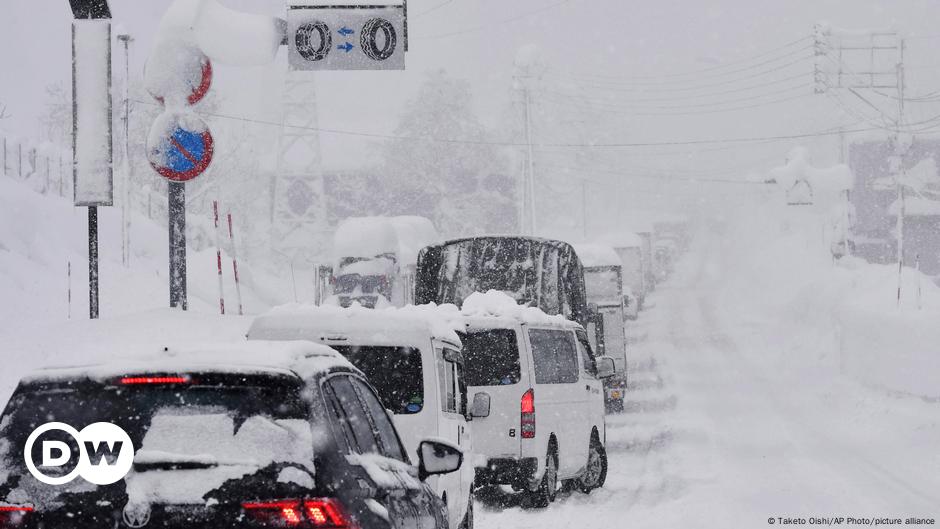 Heavy snowfall leaves thousands stranded in Japan – DW – 12/17/2020