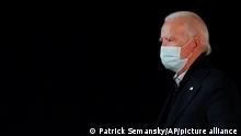 US President Joe Biden wearing a face mask
